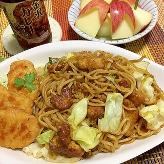 ころころポークのソース焼きそばカレー気味